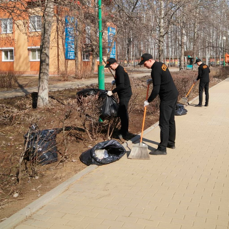 Уборка листьев в Омутнинске